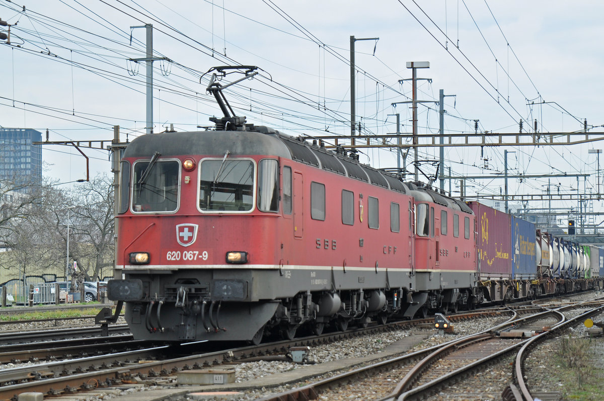 Re 10/10, mit den Loks 620 067-9 und 11332, durchfahren den Bahnhof Pratteln. Die Aufnahme stammt vom 14.02.2018.