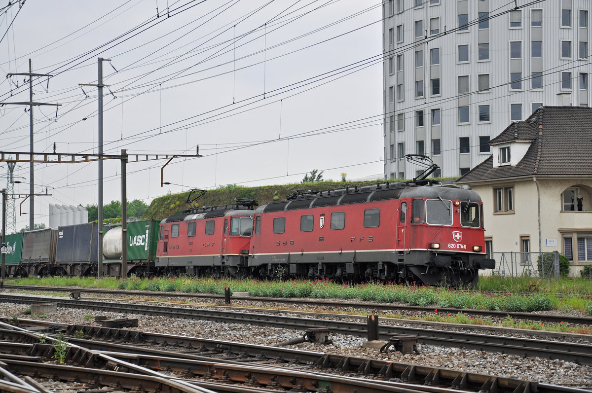 Re 10/10, mit den Loks 620 076-0 und 11349, durchfahren den Bahnhof Pratteln. Die Aufnahme stammt vom 04.05.2018.