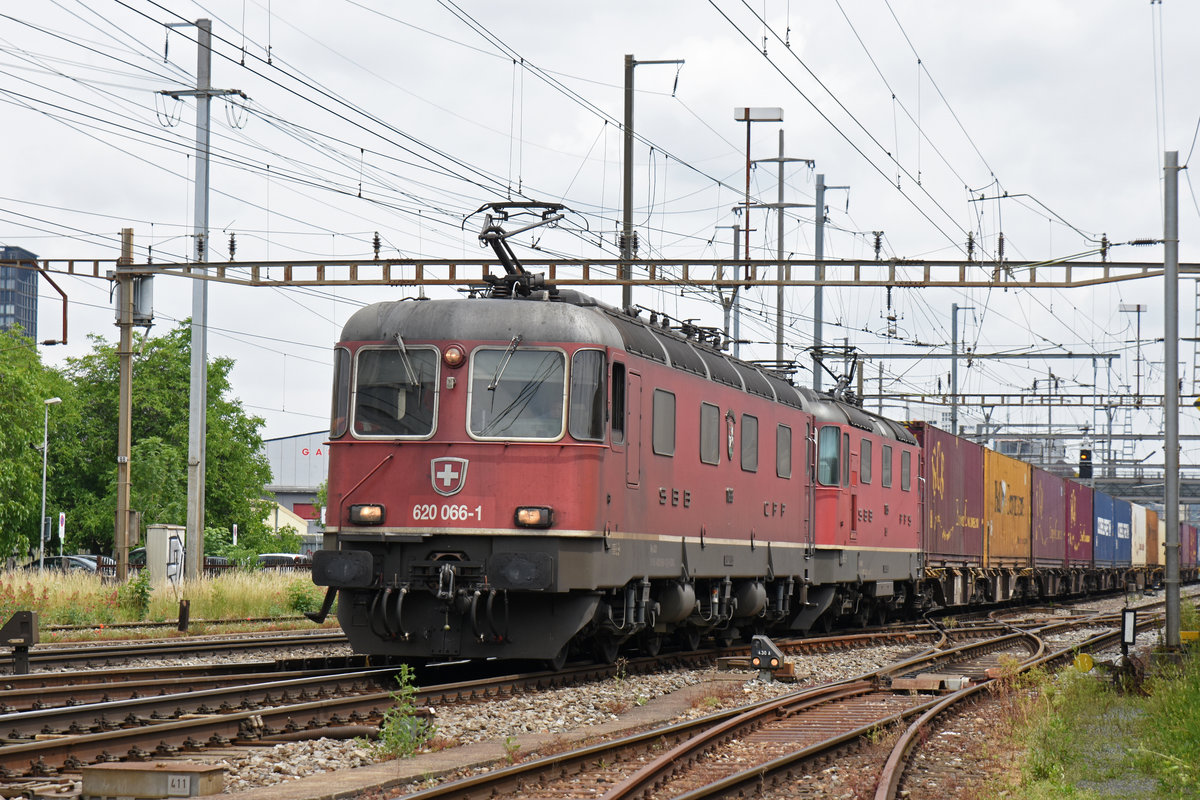 Re 10/10, mit den Loks 620 066-1 und 11335, durchfahren den Bahnhof Pratteln. Die Aufnahme stammt vom 07.06.2018.