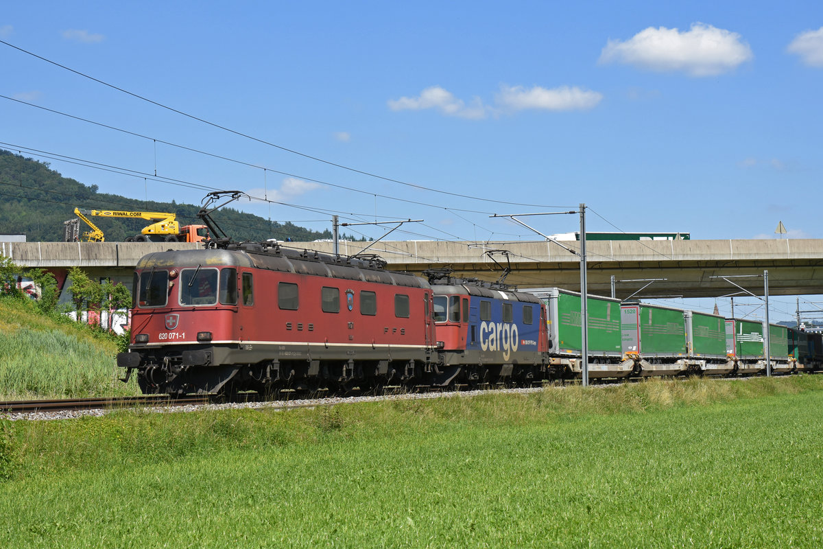 Re 10/10, mit den Loks 620 071-1 und 420 347-7, fahren Richtung Bahnhof Itingen. Die Aufnahme stammt vom 19.06.2018.