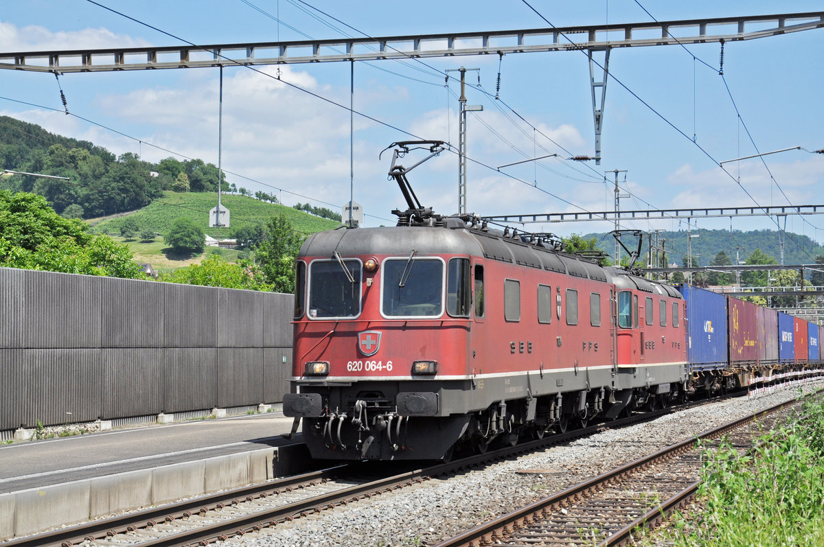 Re 10/10, mit den Loks 620 064-6 und 11337, durchfahren den Bahnhof Gelterkinden. Die Aufnahme stammt vom 19.06.2018.