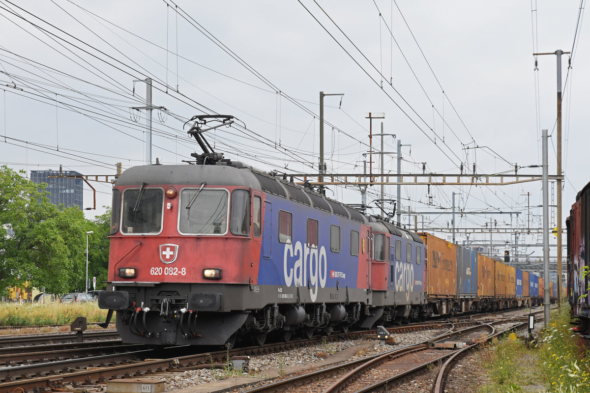 Re 10/10, mit den Loks 620 082-8 und 420 347-7, durchfahren den Bahnhof Pratteln. Die Aufnahme stammt vom 29.06.2018.