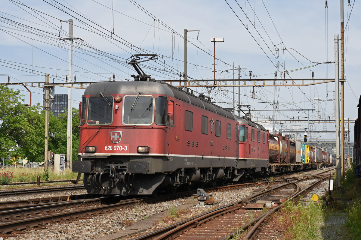 Re 10/10, mit den Loks 620 070-3 und 11342, durchfährt den Bahnhof Pratteln. Die Aufnahme stammt vom 28.05.2018.
