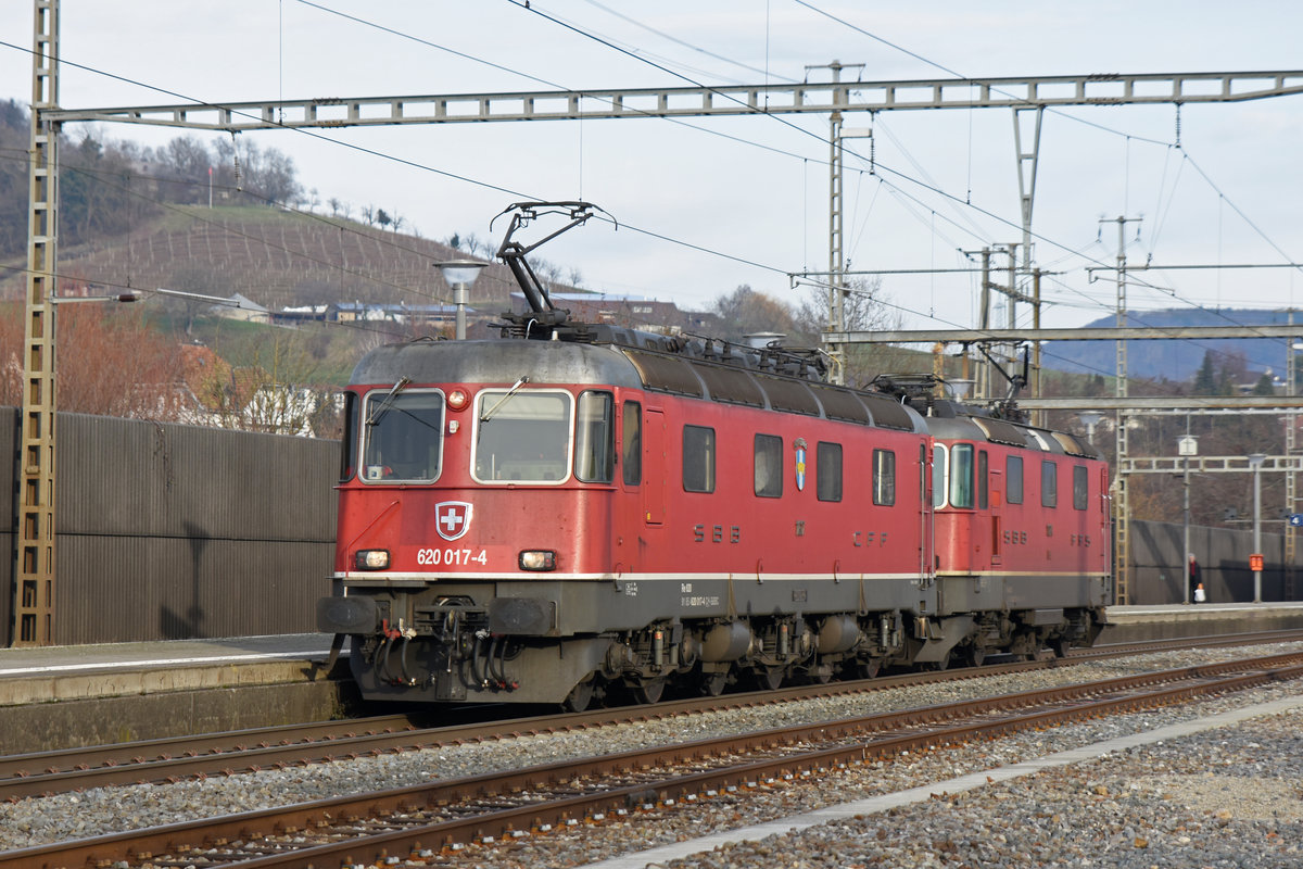 Re 10/10, mit den Loks 620 017-4 und 11271 durchfährt den Bahnhof Gelterkinden. Die Aufnahme stammt vom 16.01.2019.