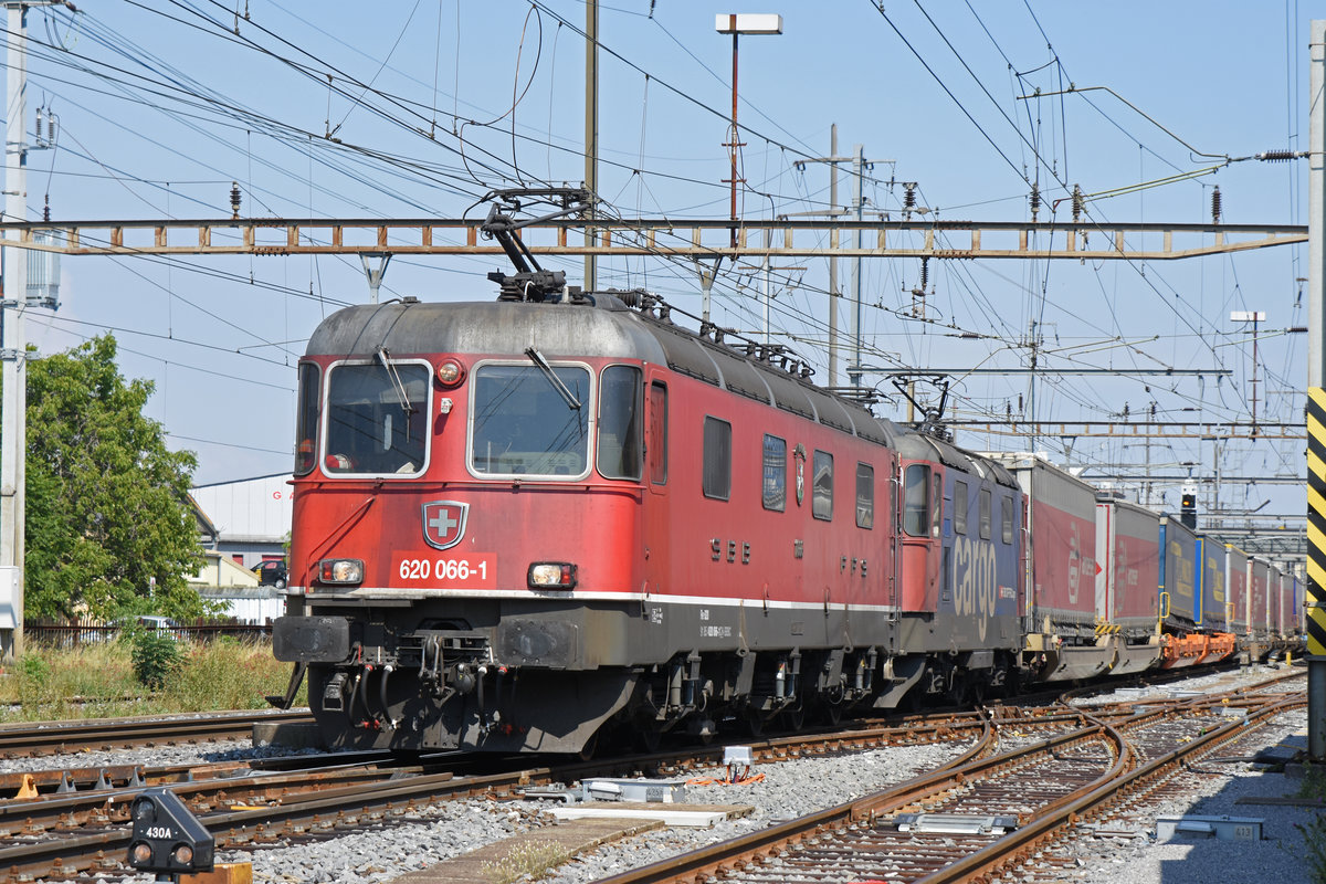 Re 10/10, mit den Loks 620 066-1 und 420 346-9 durchfährt den Bahnhof Pratteln. Die Aufnahme stammt vom 26.07.2019.