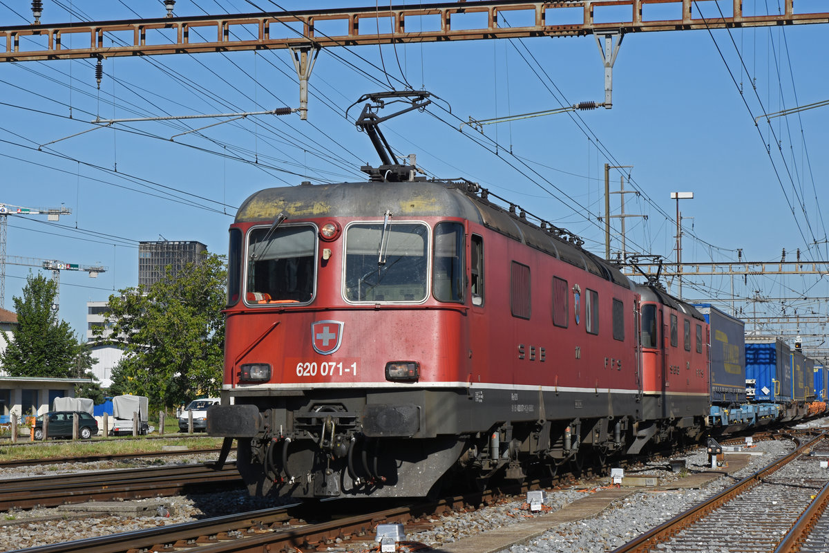 Re 10/10, mit den Loks 620 071-1 und 420 348-5, durchfährt den Bahnhof Pratteln. Die Aufnahme stammt vom 04.09.2019.