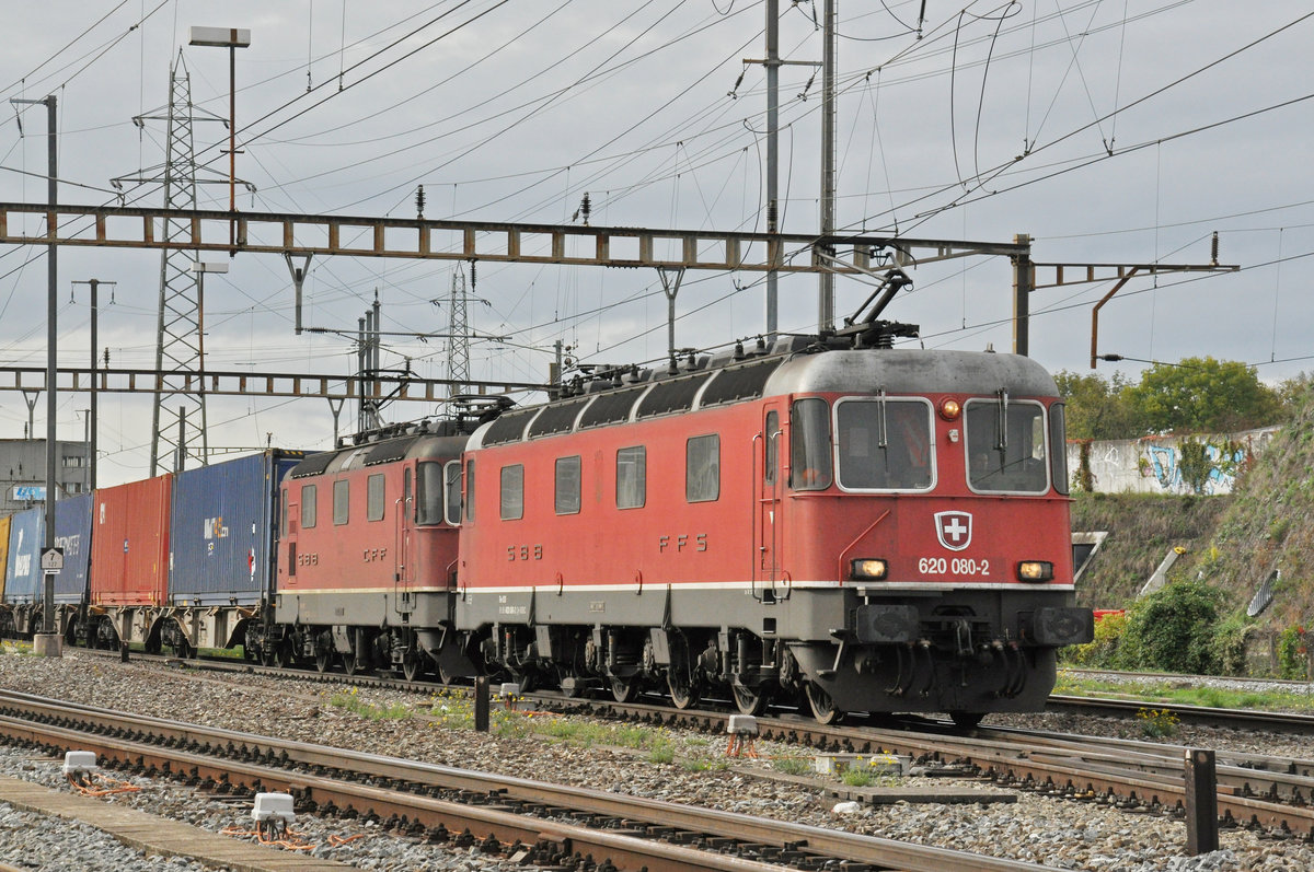 Re 10/10, mit den Loks 620 080-2 und 420 325-3, durchfährt den Bahnhof Pratteln. Die Aufnahme stammt vom 24.10.2019.
