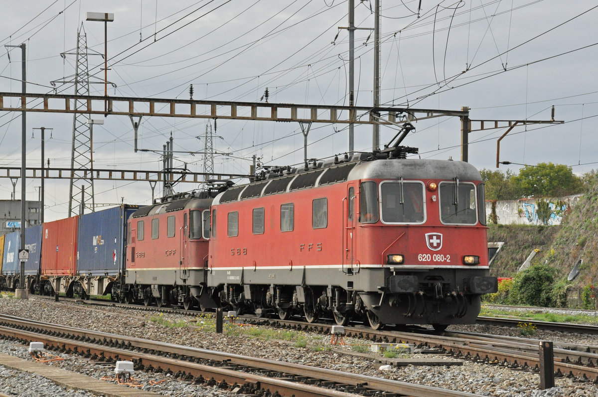 Re 10/10, mit den Loks 620 080-2 und 420 325-3, durchfährt den Bahnhof Pratteln. Die Aufnahme stammt vom 24.10.2019.