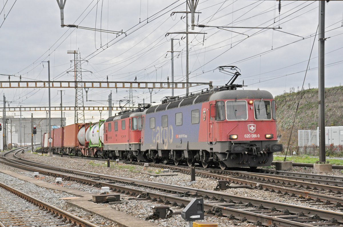 Re 10/10, mit den Loks 620 086-9 und 420 349-3, durchfährt den Bahnhof Pratteln. Die Aufnahme stammt vom 24.10.2019.
