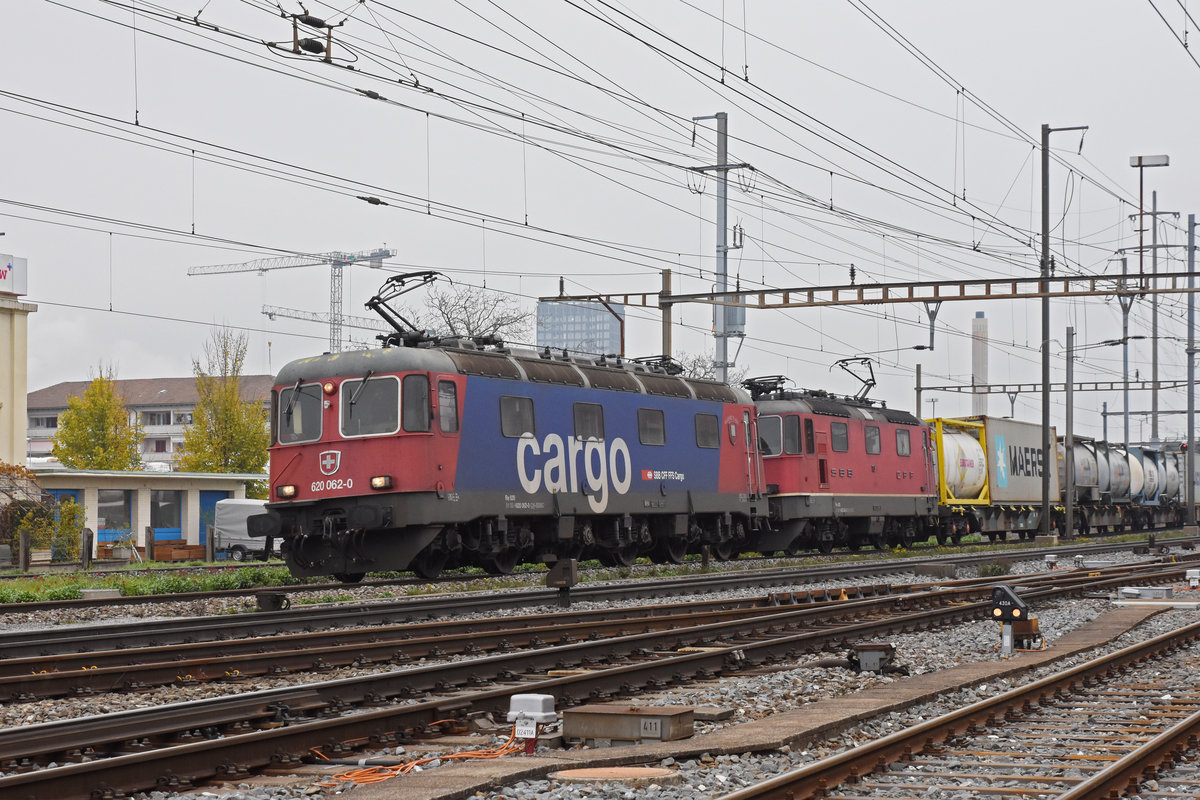 Re 10/10, mit den Loks 620 062-0 und 420 336-0, durchfährt den Bahnhof Pratteln. Die Aufnahme stammt vom 20.11.2019.