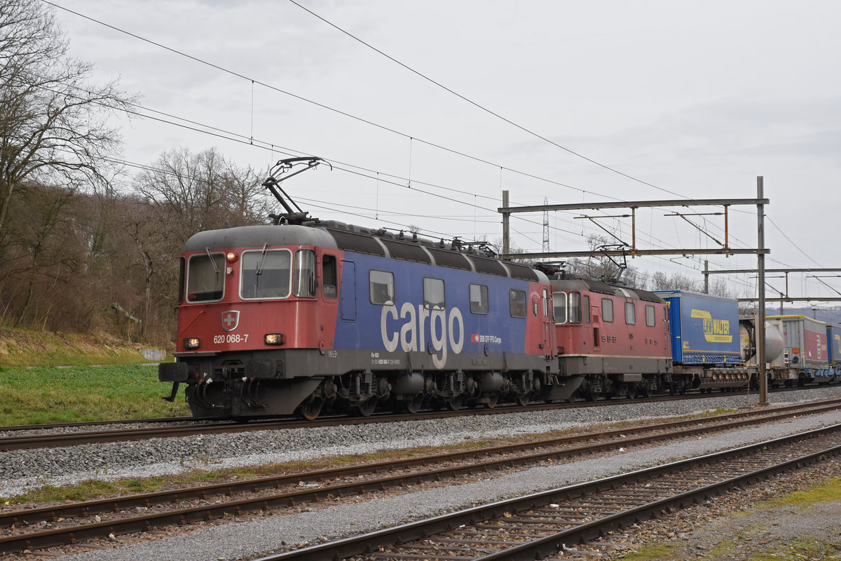 Re 10/10, mit den Loks 620 068-7 und 420 325-3 fährt Richtung Bahnhof Frenkendorf. Die Aufnahme stammt vom 29.02.2020.