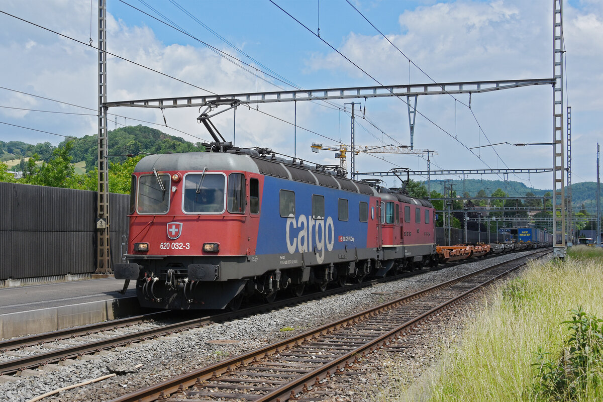 Re 10/10, mit den Loks 620 032-3 und 420 337-8 durchfährt den Bahnhof Gelterkinden. Die Aufnahme stammt vom 29.05.2022.