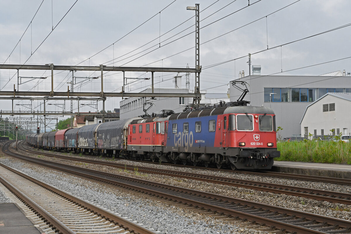 Re 10/10, mit den Loks 620 024-0 und 420 291-7 durchfährt am 12.05.2023 den Bahnhof Rupperswil.