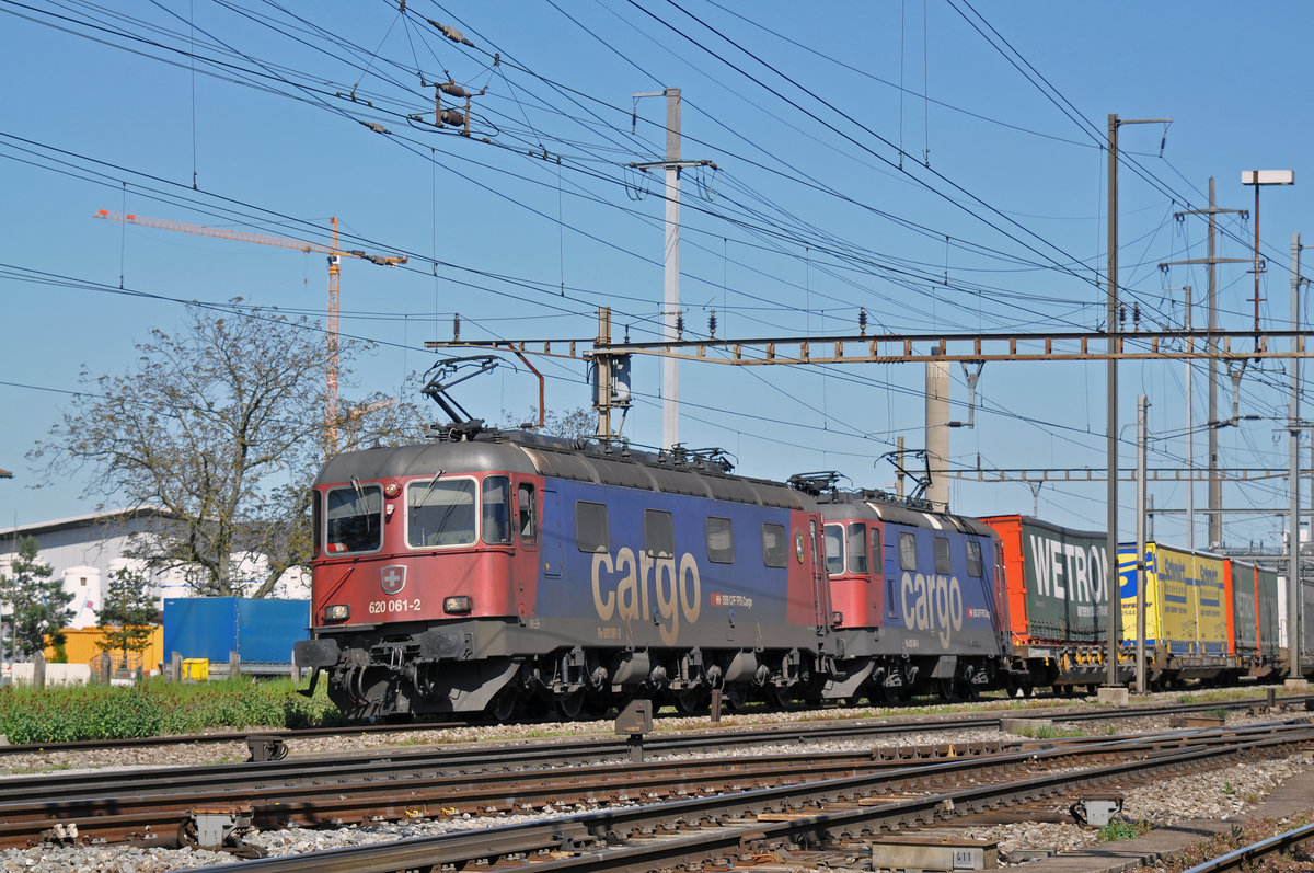 Re 10/10, mit den Loks 620 061-2 und 420 346-9, durchfahren den Bahnhof Pratteln. Die Aufnahme stammt vom 06.05.2016.