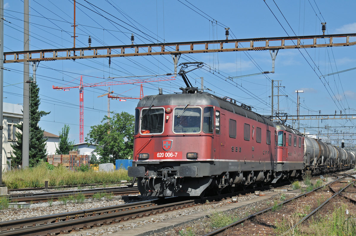 Re 10/10, mit den Loks 620 006-1 und 11316, durchfahren den Bahnhof Pratteln. Das abzweigende Gleis führt auf eine Strasse und in ein Industriegebiet, von wo aus auch diese Aufnahme am 03.08.2016 entstand. 