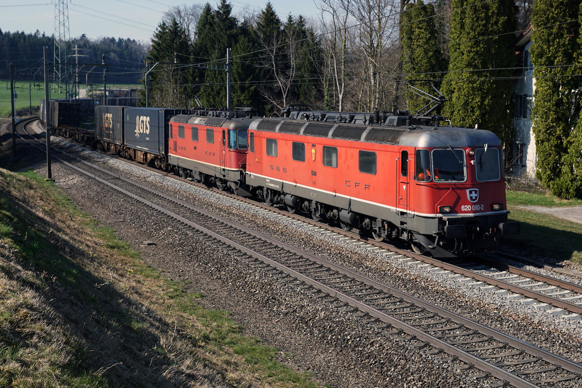 Re 10/10 mit der Re 620 080 - 2  MÖHLIN  an der Spitze des Zuges bei Mühlau am 22. März 2019.
Foto: Walter Ruetsch