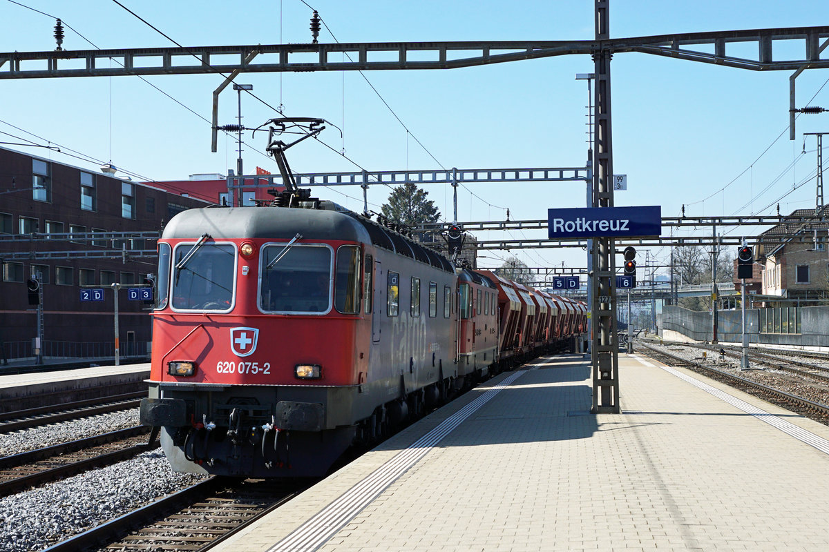 Re 10/10 mit der Re 620 075 - 2  GELTERKINDEN  an der Spitze des Zuges während der Bahnhofseinfahrt Rotkreuz am 22. März 2019.
Foto: Walter Ruetsch