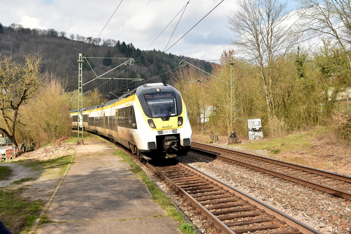RE 10a im Bogen des Neckargeracher Bahnhof auf dem Weg nach Heilbronn Hbf, zusehen ist hier der 8442 101 als Führungsfahrzeug. 17.3.2020