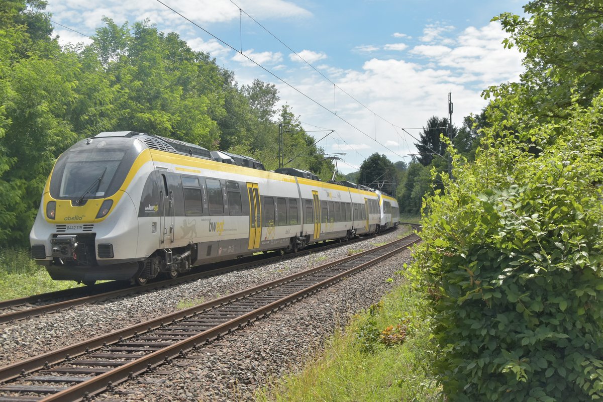RE 10a nach Mannheim in Neckargerach bei der Durchfahrt am Samstagmittag des 4.Juli 2020