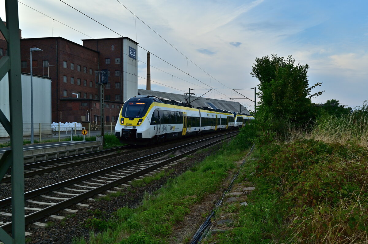 RE 10b nach Heilbronn Hbf hat soeben Bad Friedrichshall Hbf verlassen und durchfährt hier nun durch Kochendorf am Abend des 19.8.2022
