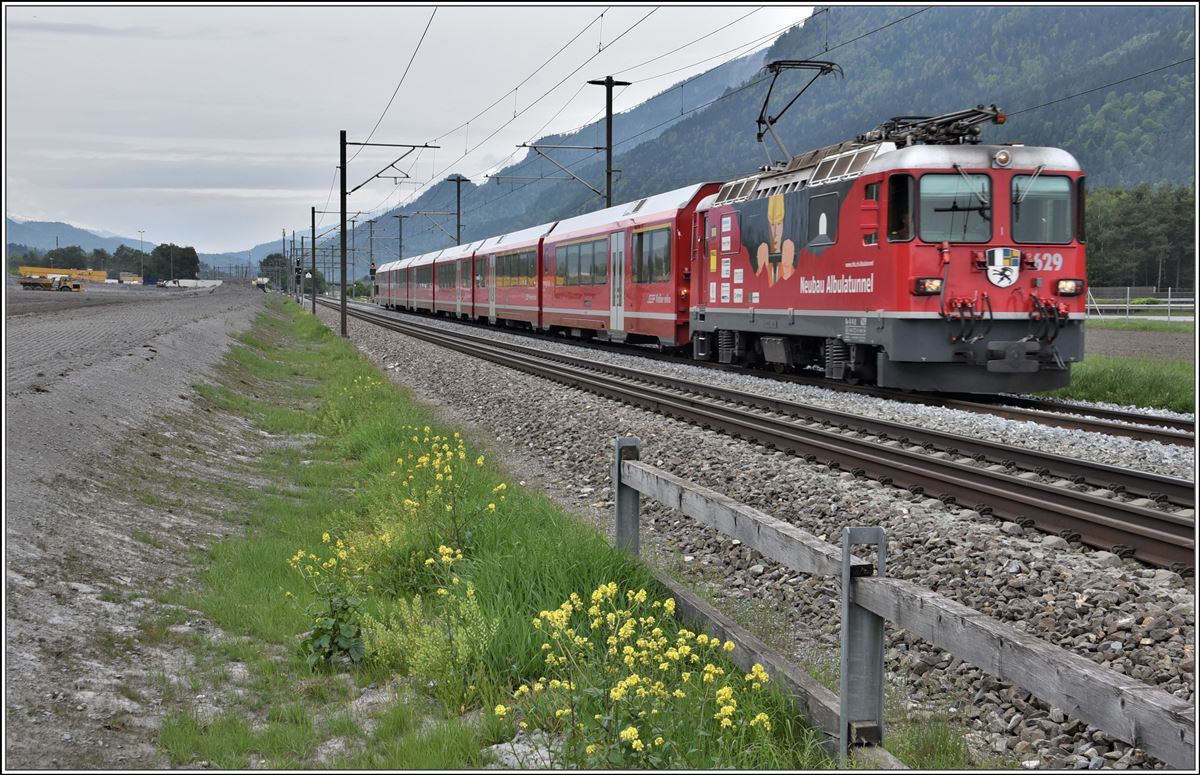 RE 1128 mit Ge 4/4 II  629  Tiefencastel  zwischen Felsberg und Chur West. (02.05.2018)