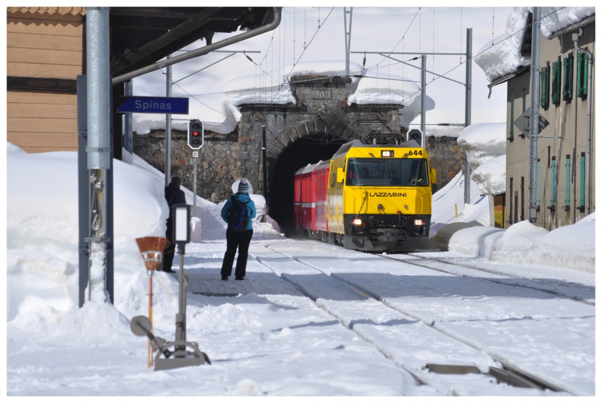 RE 1129 erblickt das Tageslicht in Spinas am Ende des Albulatunnels. (22.02.2014)