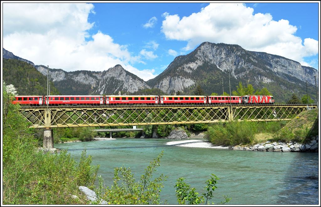 RE 1132 mit Ge 4/4 III 642  Breil/Brigels  auf der Hinterrheinbrücke bei Reichenau-Tamins. (01.05.2014)