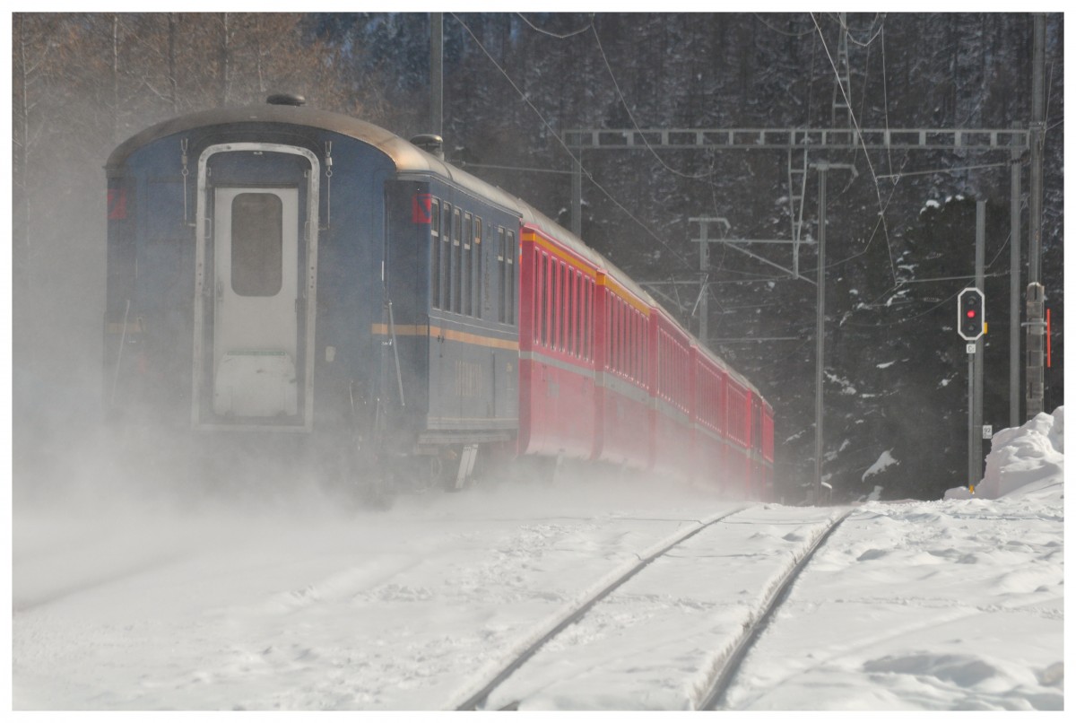 RE 1133 hat den Scheitelpunkt in Spinas erreicht. (22.02.2014)