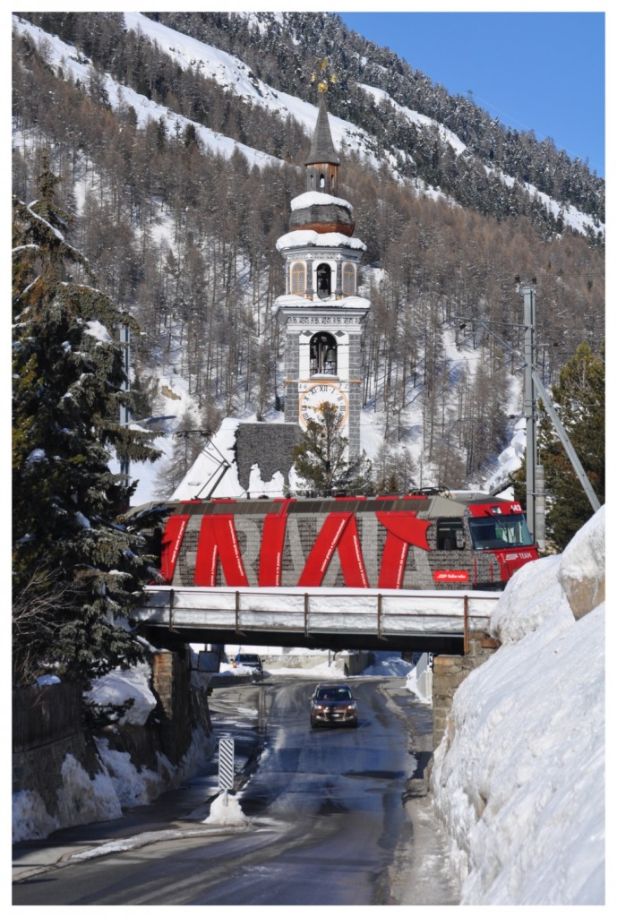 RE 1141 mit Ge 4/4 III 642   Breil/Brigels  erreicht Bever. (22.02.2014)