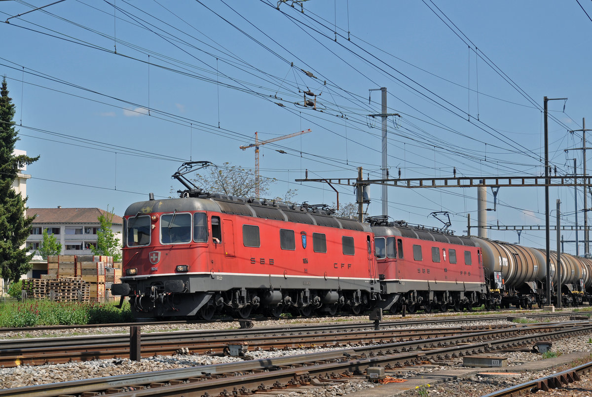 Re 12/12 mit den Loks 11654 und 11645, durchfahren den Bahnhof Pratteln. Die Aufnahme stammt vom 07.05.2016.