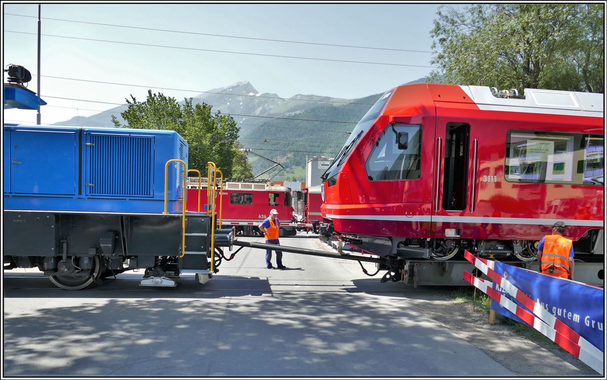 RE 1232 mit Ge 4/4 Ii 626  Malans  begegnet in Landquart Ried dem Nachfolgefahrzeug ABe 4/16 Capricorn. (27.06.2019)