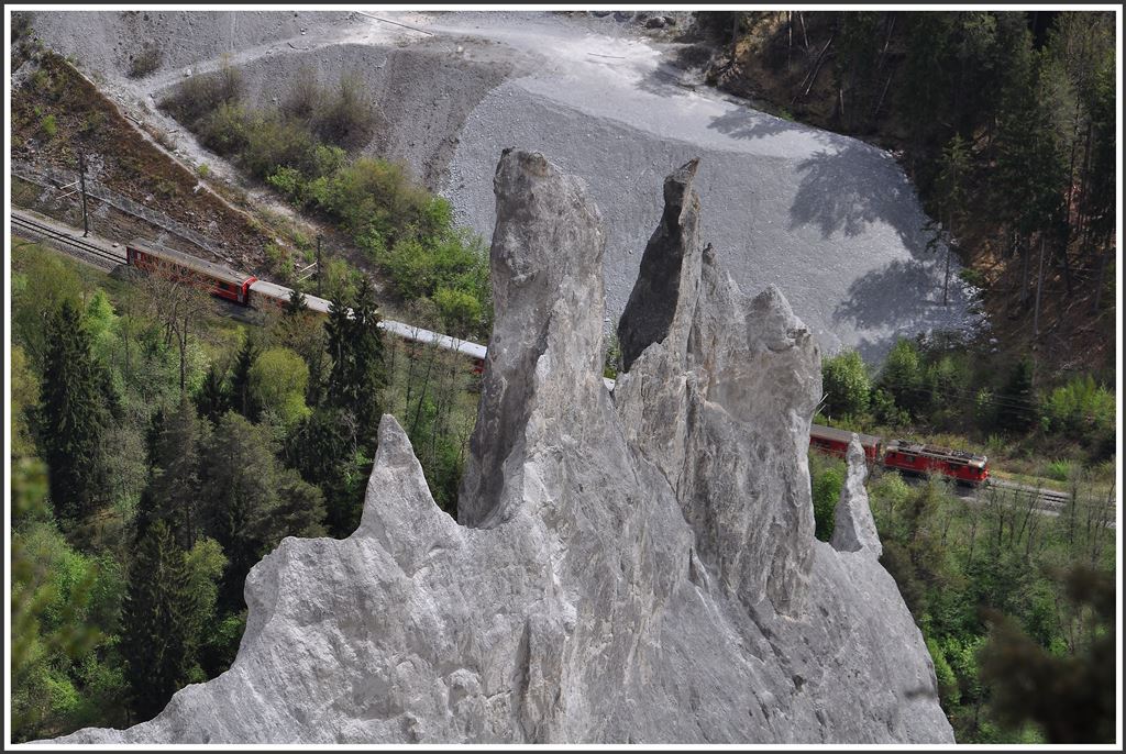 RE 1236 mit der Ge 4/4 II 625  Küblis  oberhalb Versam-Safien. Etwa drei Stunden Wanderzeit sind nötig, um an diese Stelle und wieder zurück zu gelangen, (27.04.2015)