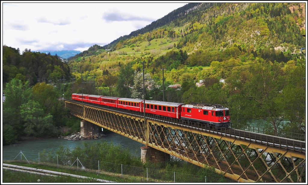 RE 1241 mit Ge 4/4 II 632  Zizers  auf der Hinterrheinbrücke bei Reichenau-Tamins. (01.05.2014)