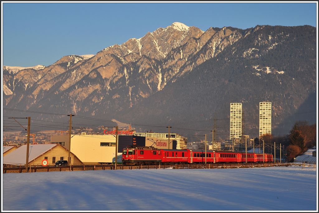 RE 1248 nach Disentis mit Ge 4/4 II 612  Thusis  hat soeben die Bündner Kantonshauptsatadt Chur verlassen. (11.02.2015)