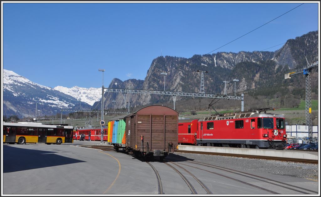 RE 1248  nach Disentis mit der Ge 4/4 II 631  Untervaz  in Untervaz-Trimmis. (07.04.2015)