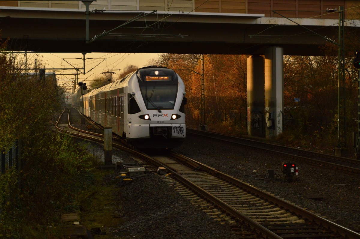 RE 13 bei der Druchfahrt in Korschenbroich, geführt wird der Zug vom Eurobahn ET 6.03 RRX der aus untergehenden Sonne kommt. 28.11.2014