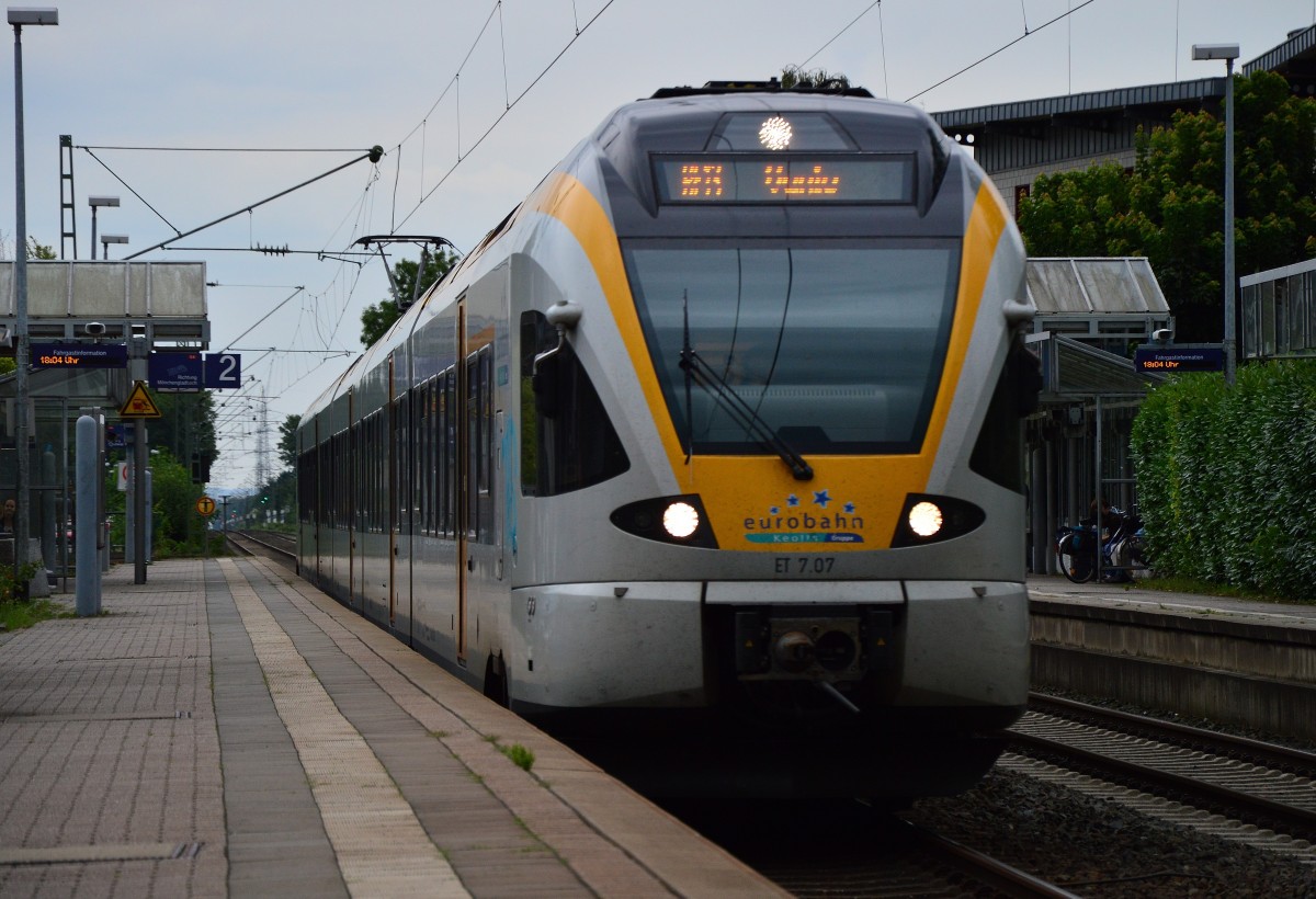 RE 13 nach Venlo, der Eurobahn ET 7.07 ist hier bei der Durchfahrt in Büttgen am 26.7.2015
