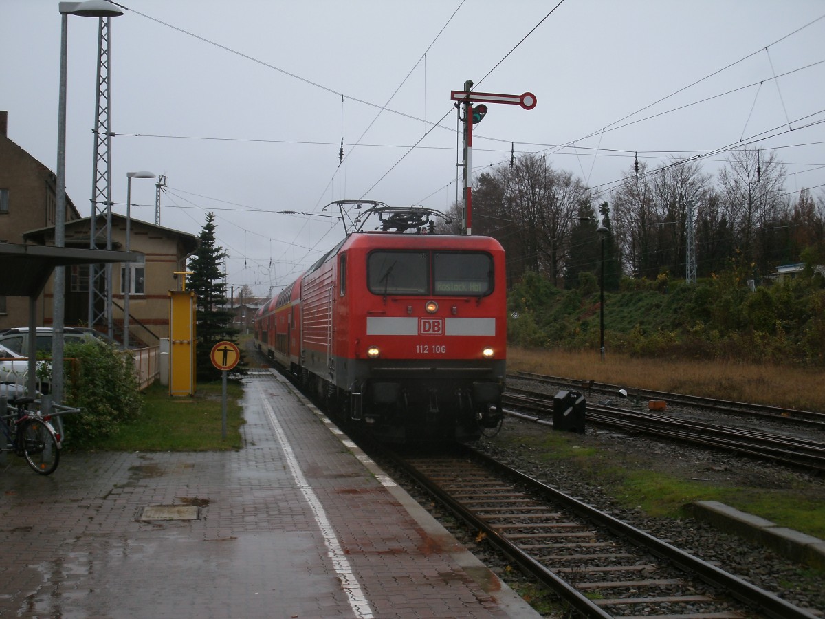 RE 13007 aus Rostock brachte die Rostocker 112 106,am 20.November 2013,nach Sassnitz.Hier die Einfahrt in den Zielbahnhof.