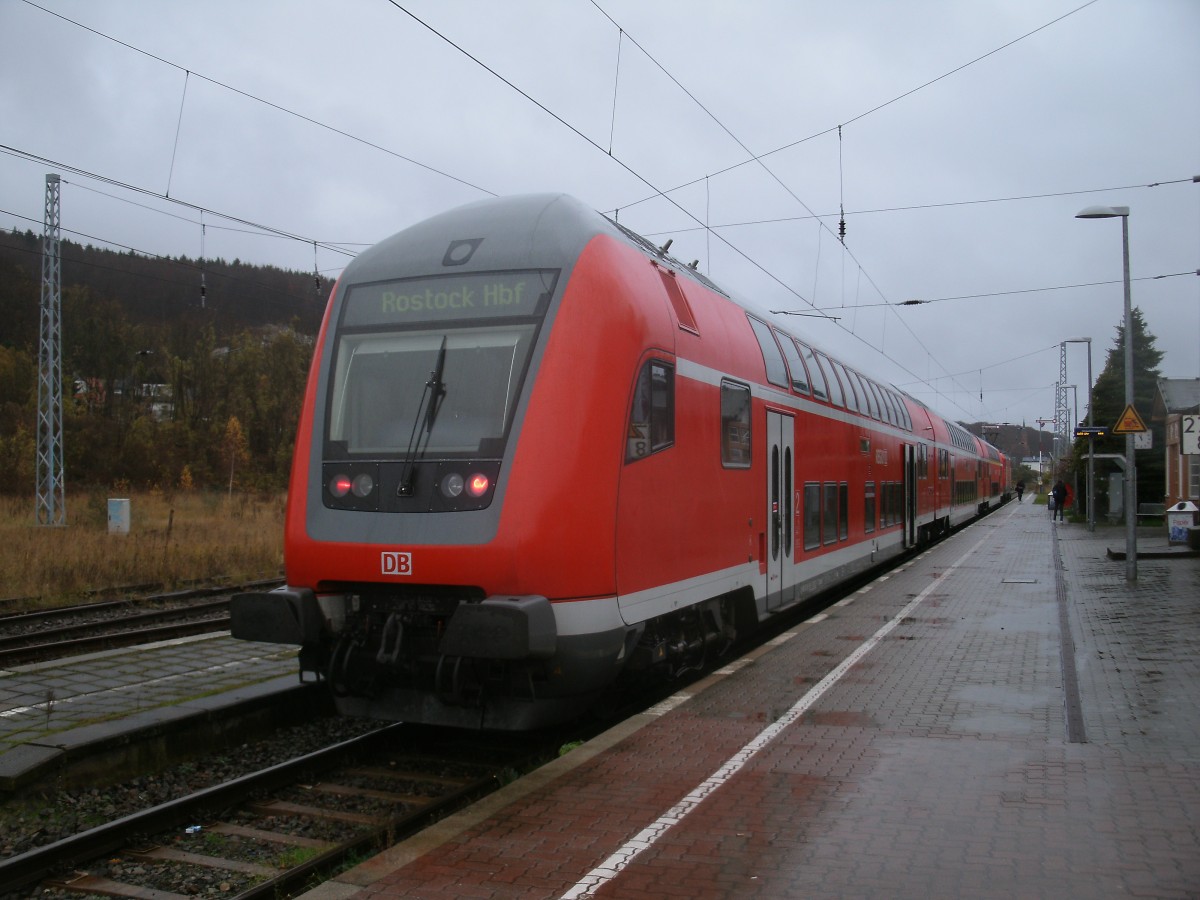 RE 13008 nach Rostock,am 20.November 2013,vor der Abfahrt in Sassnitz.