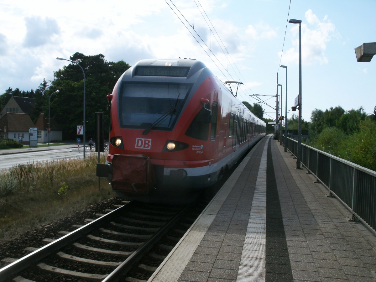RE 13009 Rostock-Sassnitz,gefahren vom 429 027,hielt,am 28.August 2013,am Stralsunder Haltepunkt Gr�nhufe.