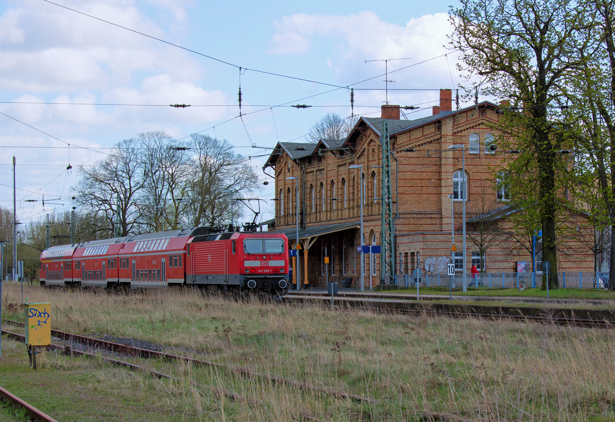 RE 13061 nach Neustrelitz am Bahnsteig 2 des Bahnhofs Demmin. Im Hintergrund das ehemalige Empfangsgebäude. - 16.04.2015
