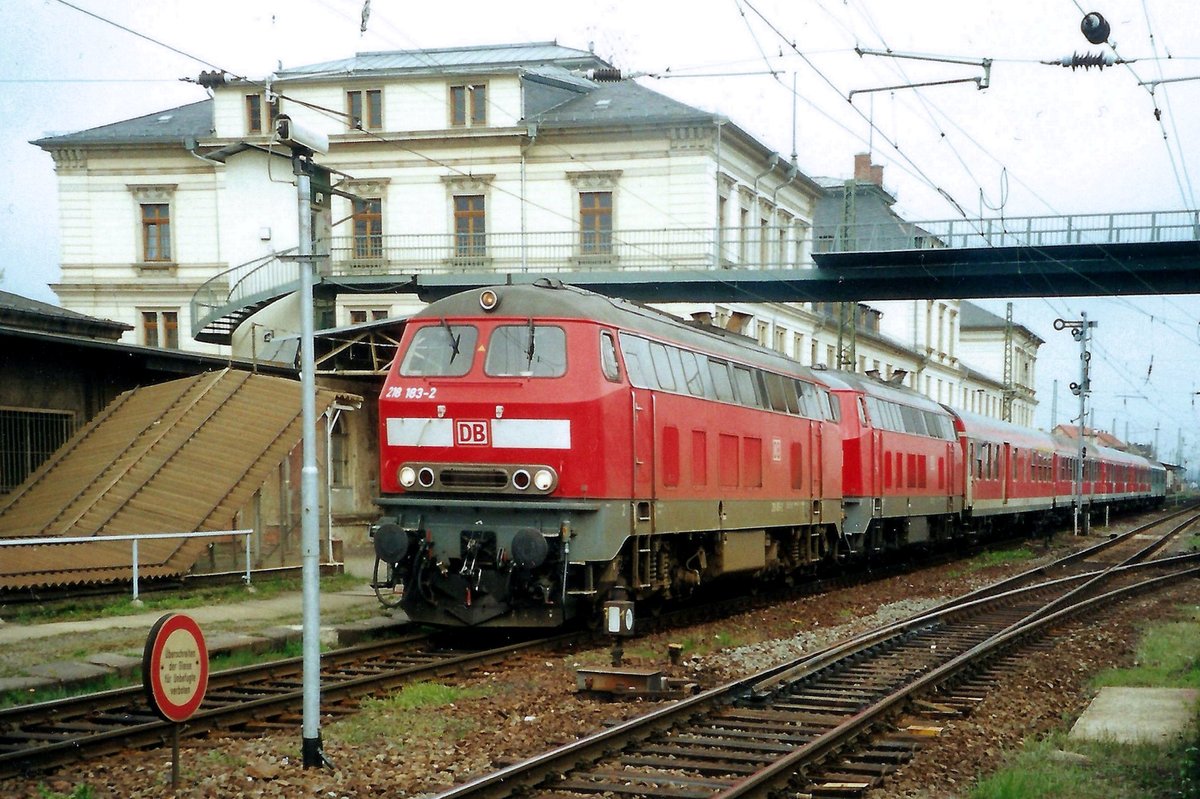RE 17245 war am 27.04.2002 mit 218 183 und einer weiteren 218 auf dem Weg von Leipzig nach Nürnberg und verließ hier gerade den Bahnhof Altenburg. (Scan vom Originalfoto)