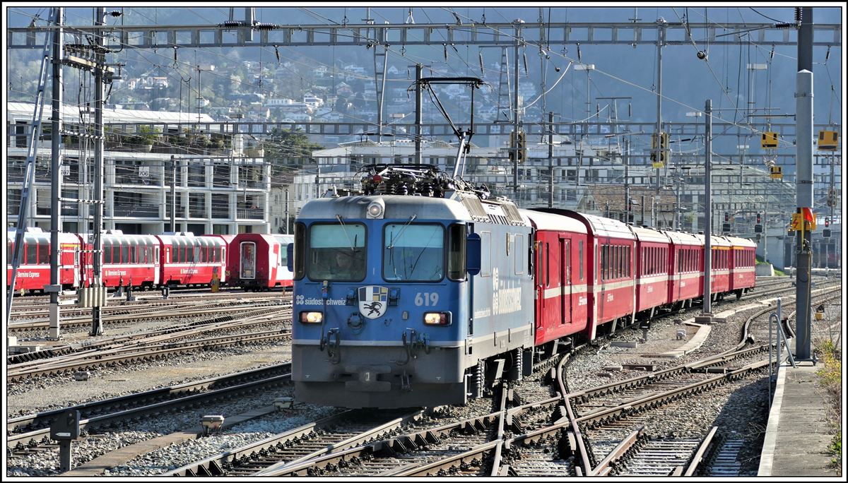 RE 1729 nach Disentis/Mustér mit Ge 4/4 II 619 Samedan verlässt Chur. (08.04.2020)