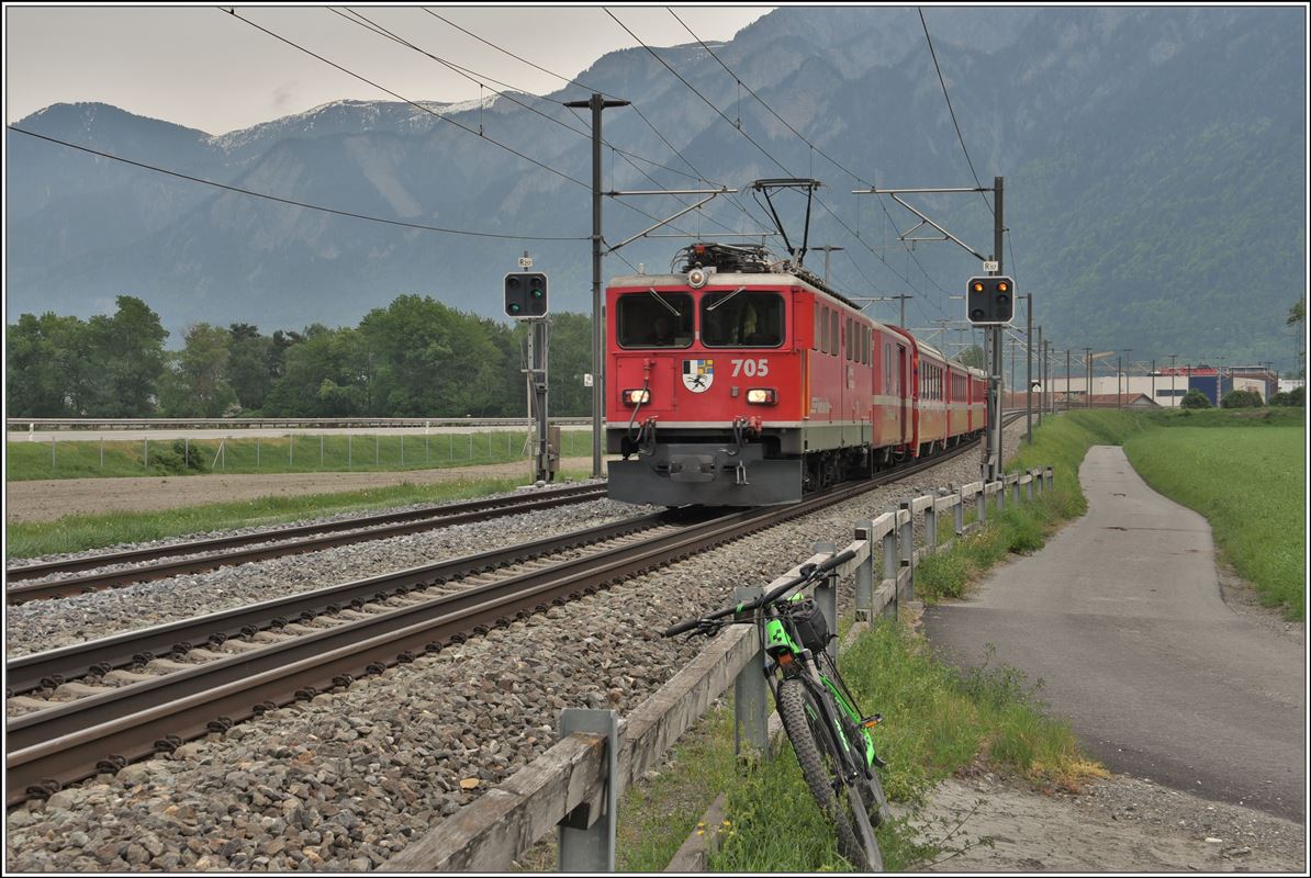 RE 1733 mit Ge 6/6 II 705  Pontresina/Puntraschigna  zwischen Chur West und Felsberg.. (02.05.2018)