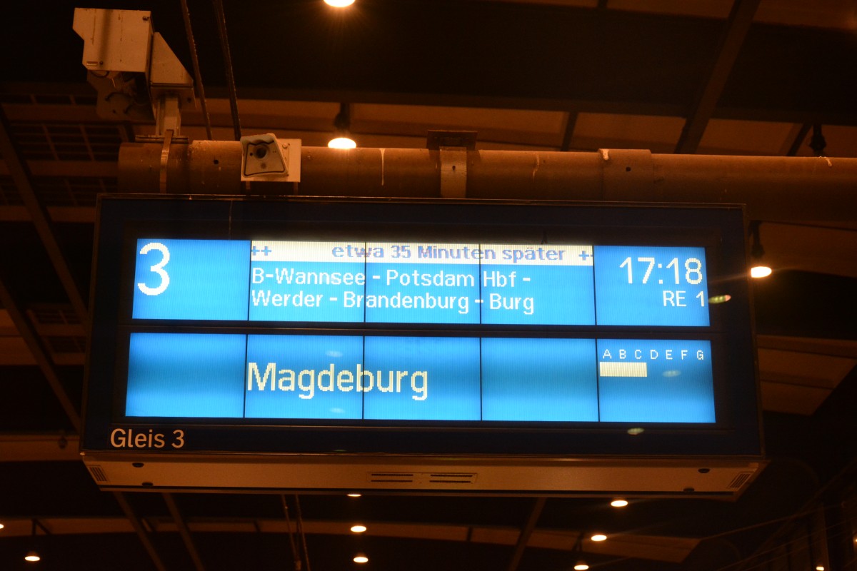 RE 18128 mit angezeigten 35 Minuten (etwa), tatsächlich mit 52 Minuten eingetroffen am Bahnhof Zoo Berlin. Aufgenommen am 19.12.2013.