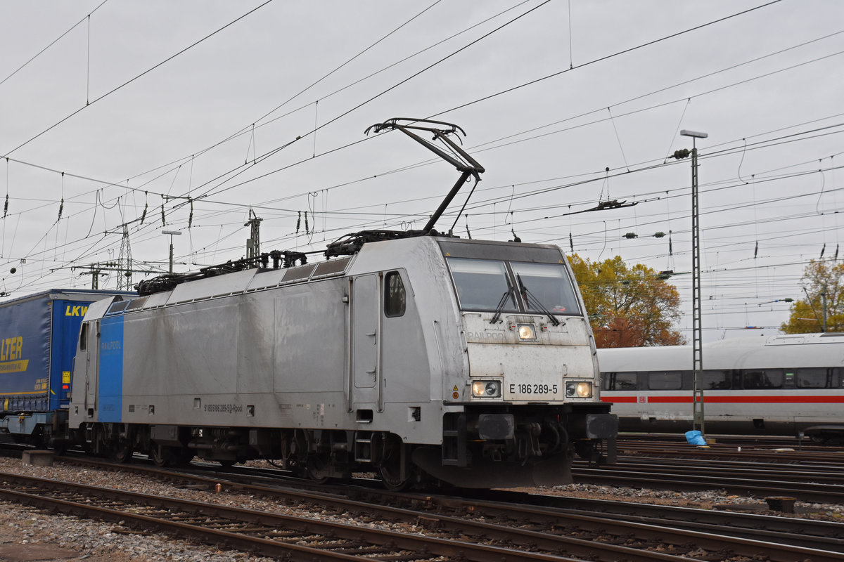 Re 186 2895 durchfährt den badischen Bahnhof. Die Aufnahme stammt vom