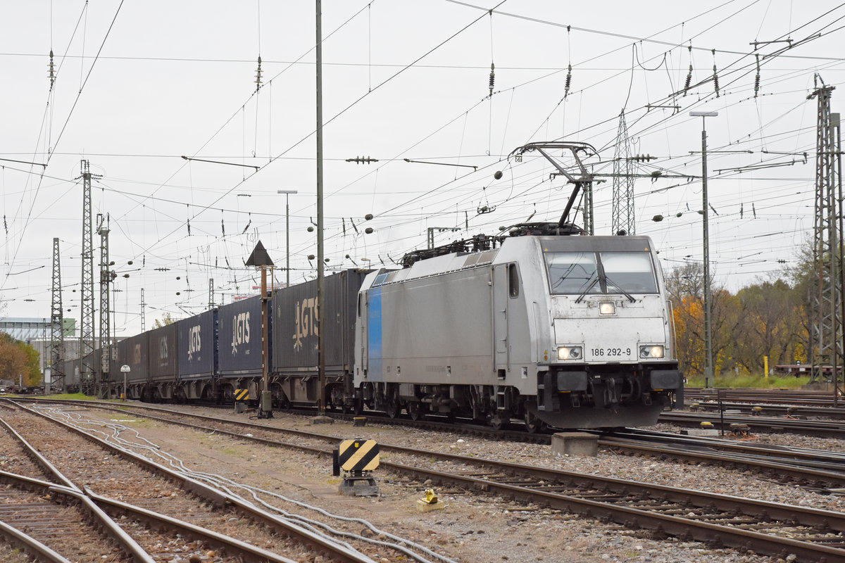 Re 186 292-9 durchfährt den badischen Bahnhof. Die Aufnahme stammt vom 13.11.2019.