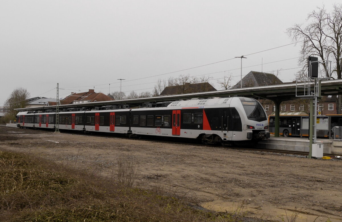 RE 19 nach Dsseldorf im Endbahnhof Bocholt, 3.2.22. Der ehemalige Abellio-ET 25 2209 hat beim neuen Betreiber seine Nummer behalten. Die NVR lautet jetzt 94 80 1429 016 D-VIASR.
Aufnahme vom P+R-Platz neben dem ehemaligen Bahngelnde.