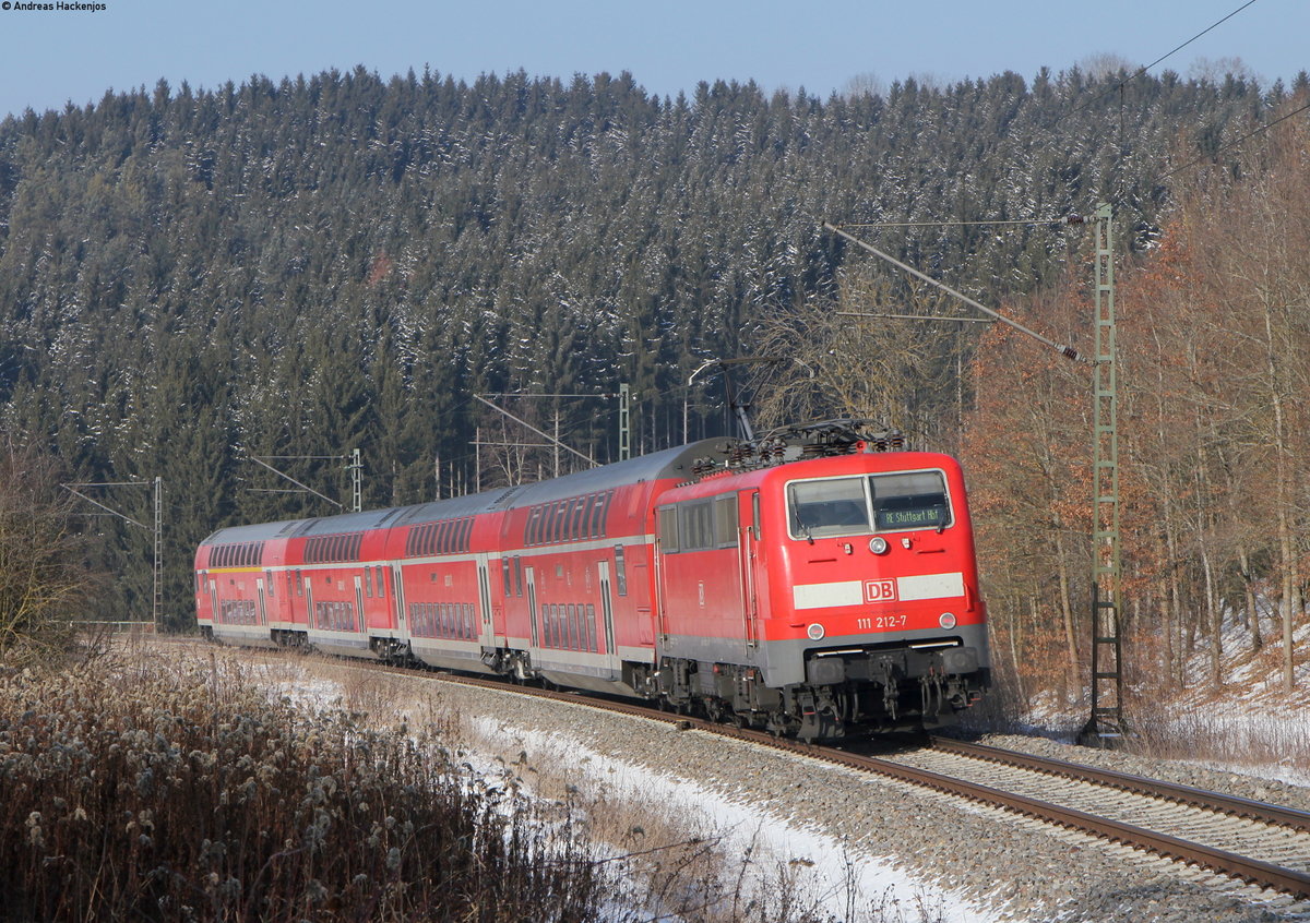 RE 19036 (Singen(Htw)-Stuttgart Hbf) mit Schublok 111 212-7 bei Neufra 20.1.17