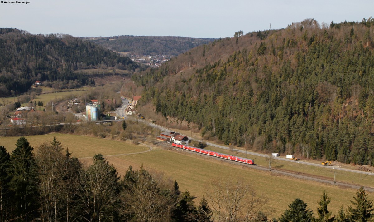 RE 19039 (Stuttgart Hbf-Singen(Htw)) mit Schublok 146 2** bei Neckarhausen 8.3.15